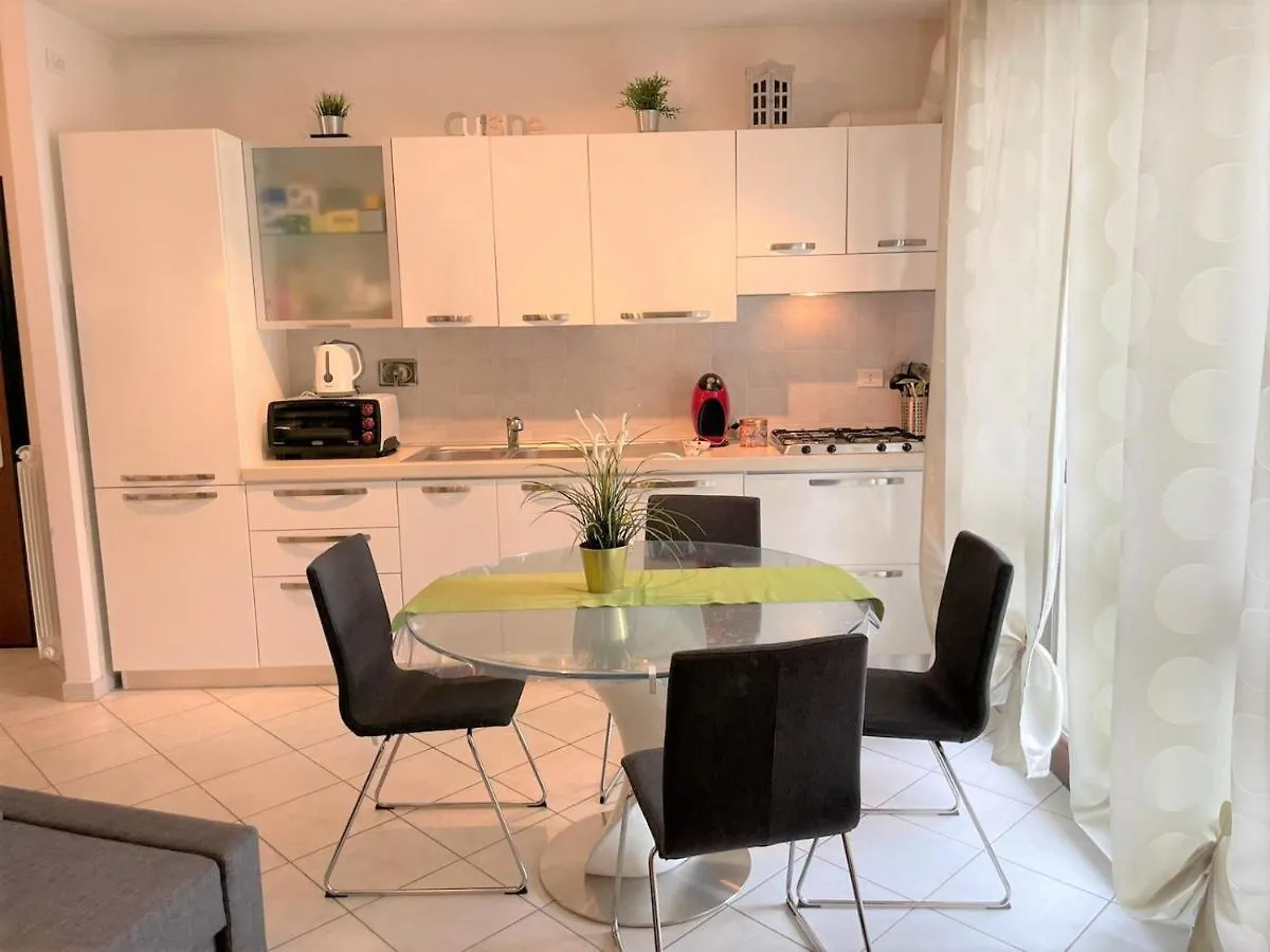 White&Grey House Daire Floransa
