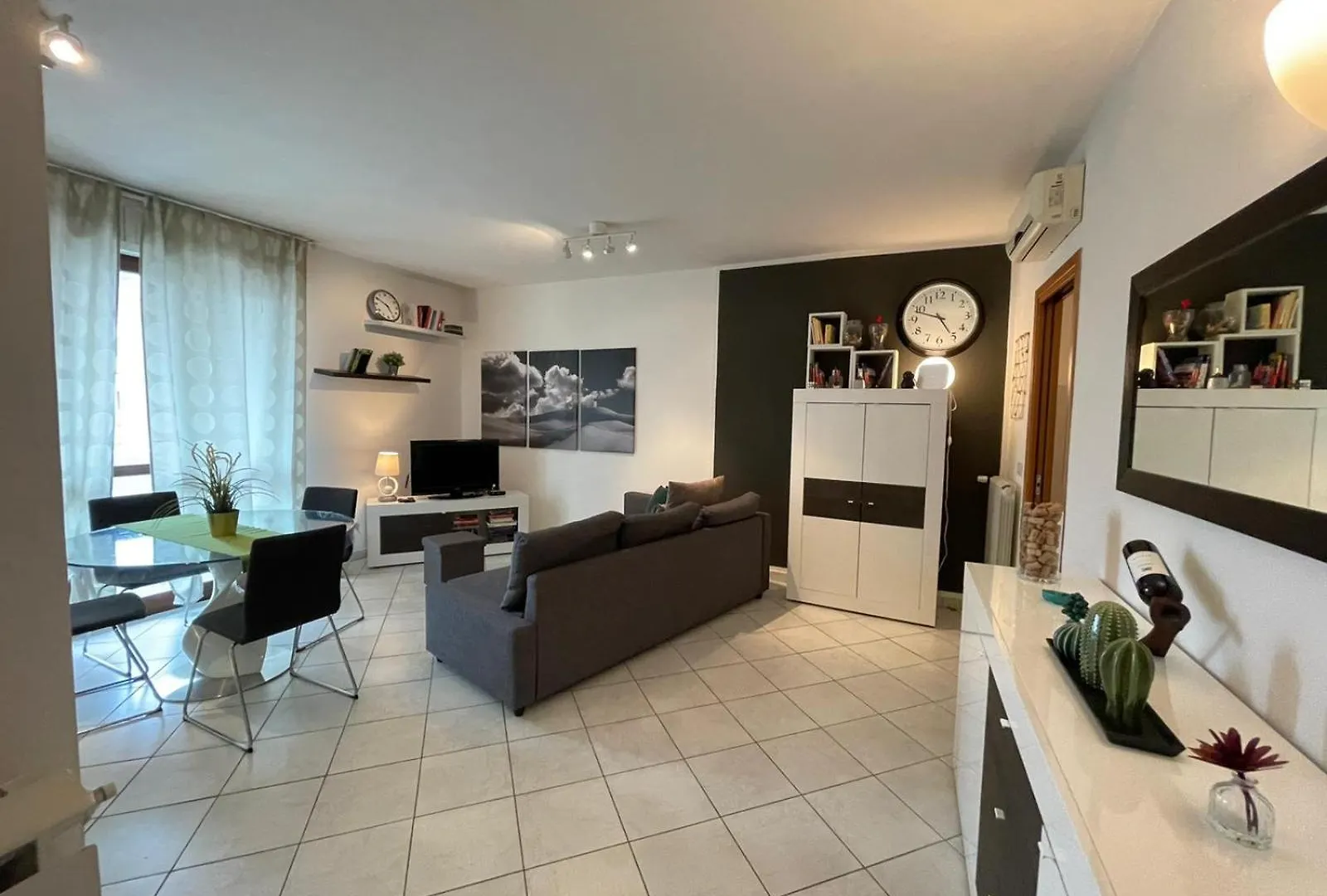 White&Grey House Daire Floransa